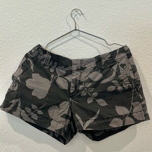 Old Navy Shorts Grey Size 8 Plant Pattern New Condition